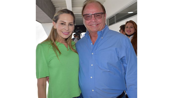 Cristina Amezcua González, Diputada Federal con el Secretario de Salud en el Estado, Roberto Bernal Gómez, se apoyan en acciones para llevar la Caravana de la Salud a la región.