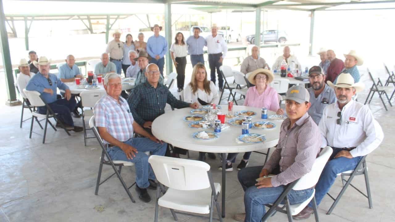 La sesión fue mixta, ya que de forma presencial asistieron 40 ganaderos de diferentes regiones de Coahuila.