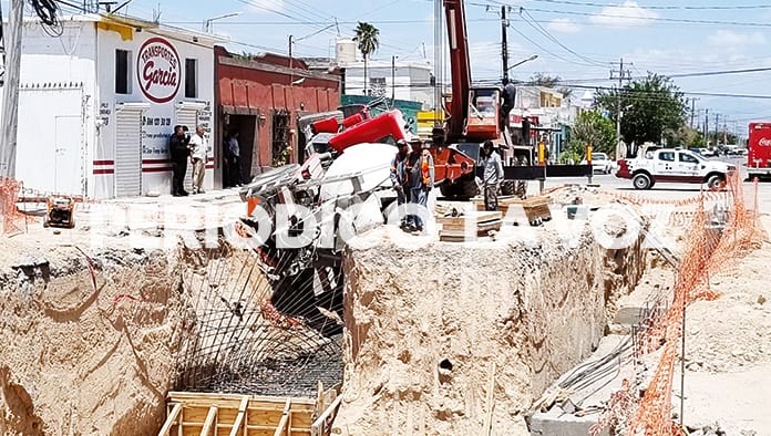 La revolvedora cayó al interior de una zanja cuando iba a vaciar el concreto.