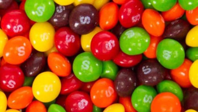 Demandan a empresa productora de Skittles; Afirman que dulces contiene una toxina