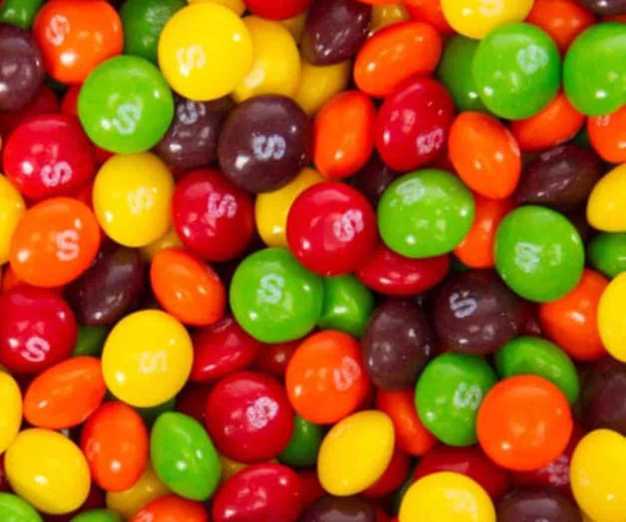 Demandan a empresa productora de Skittles; Afirman que dulces contiene una toxina