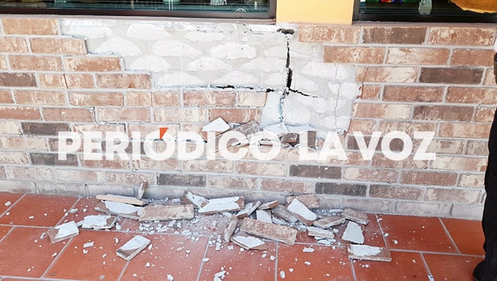En lugar de poner reversa, la mujer puso la marcha hacia adelante y terminó por incrementar su deuda con el restaurante.