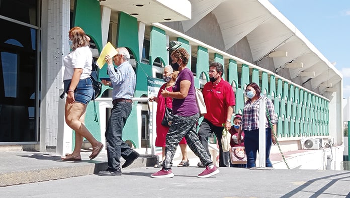 El suplicio del derechohabiente comienza en las escaleras de la Torre A del IMSS.