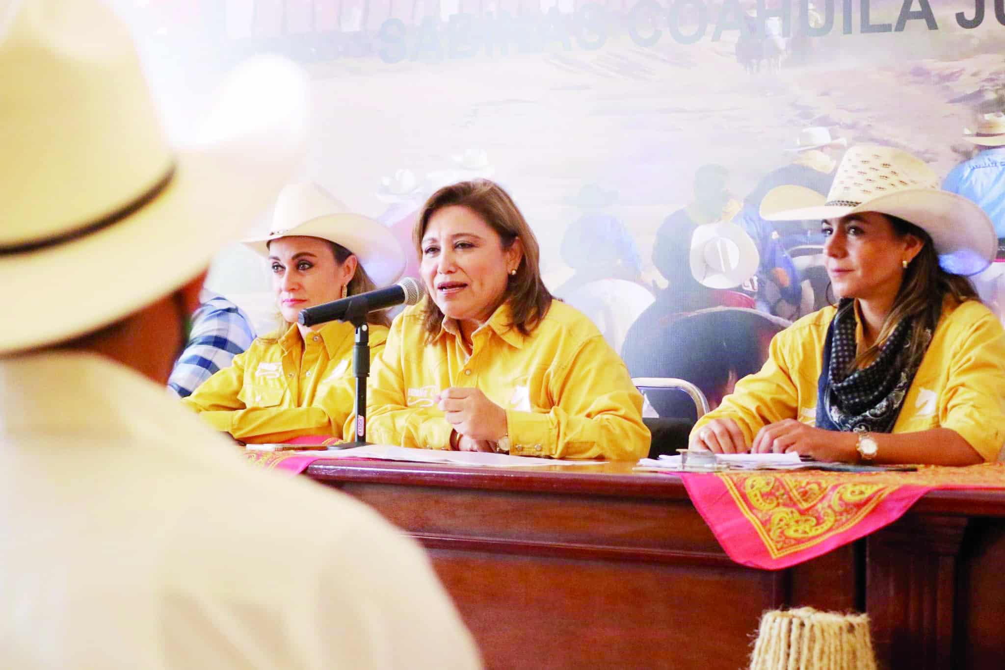 La alcaldesa de Sabinas, Diana Haro Martínez, con la presencia de la licenciada Azucena Ramos Ramos, secretaria de Turismo, anunciaron el evento.