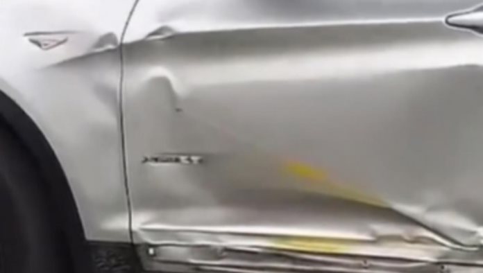 Joven deja camioneta en autolavado y se la regresan con ‘pequeño’ golpe