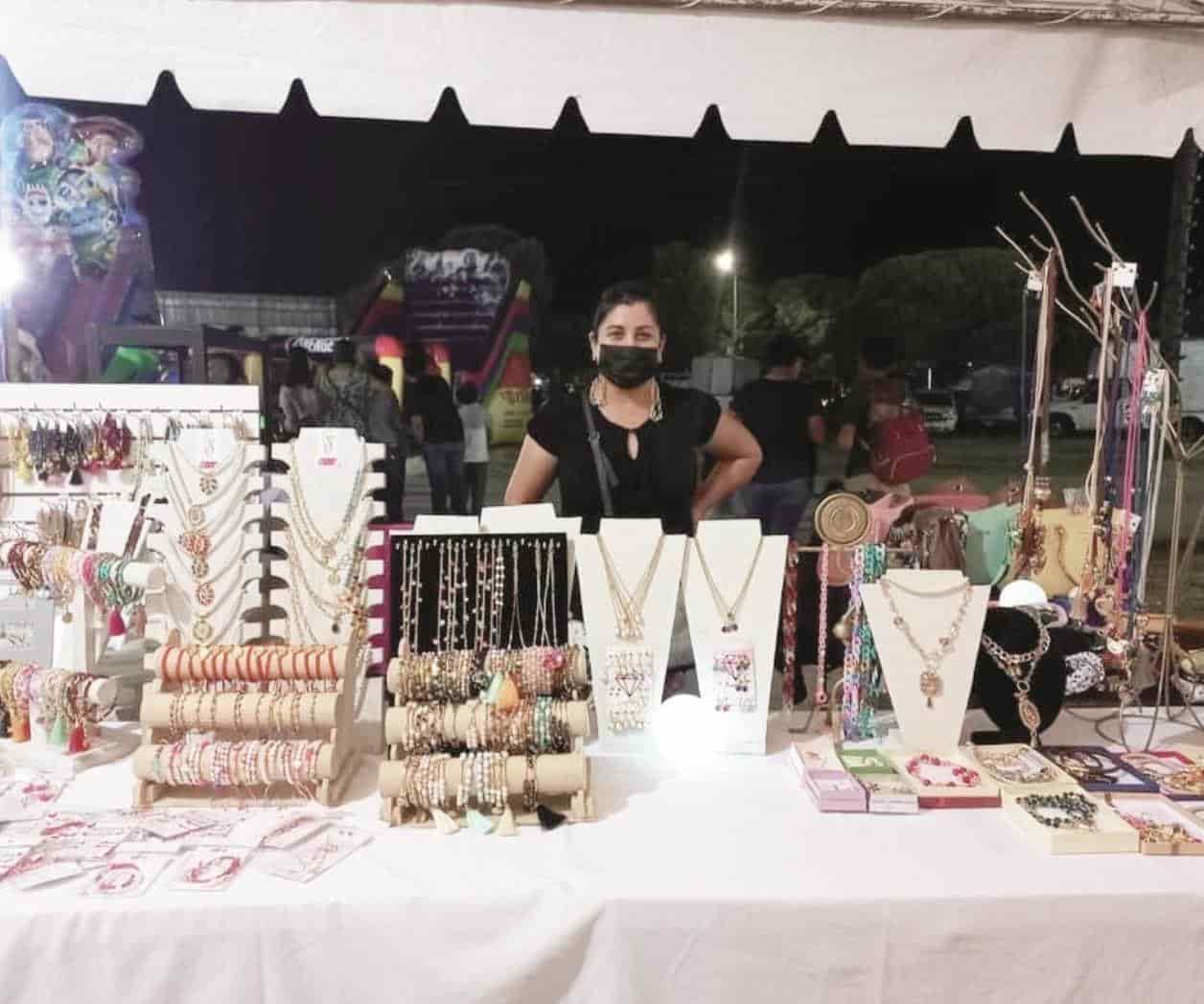 Hay artesanos locales en feria en San Buena