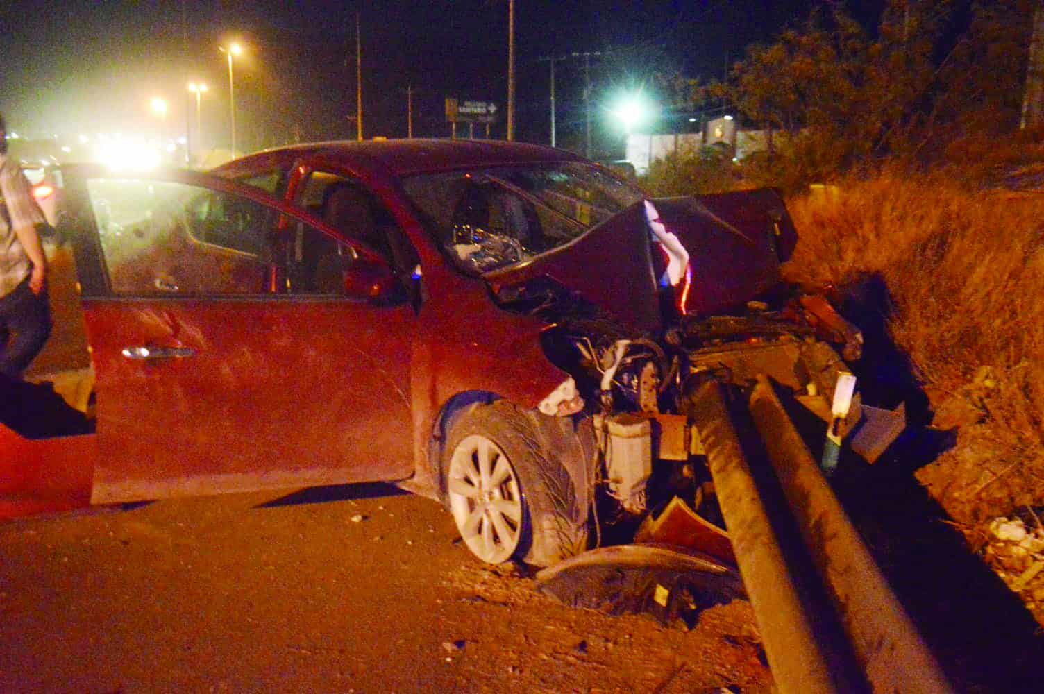 Choca y se lesiona, el auto quedó inservible