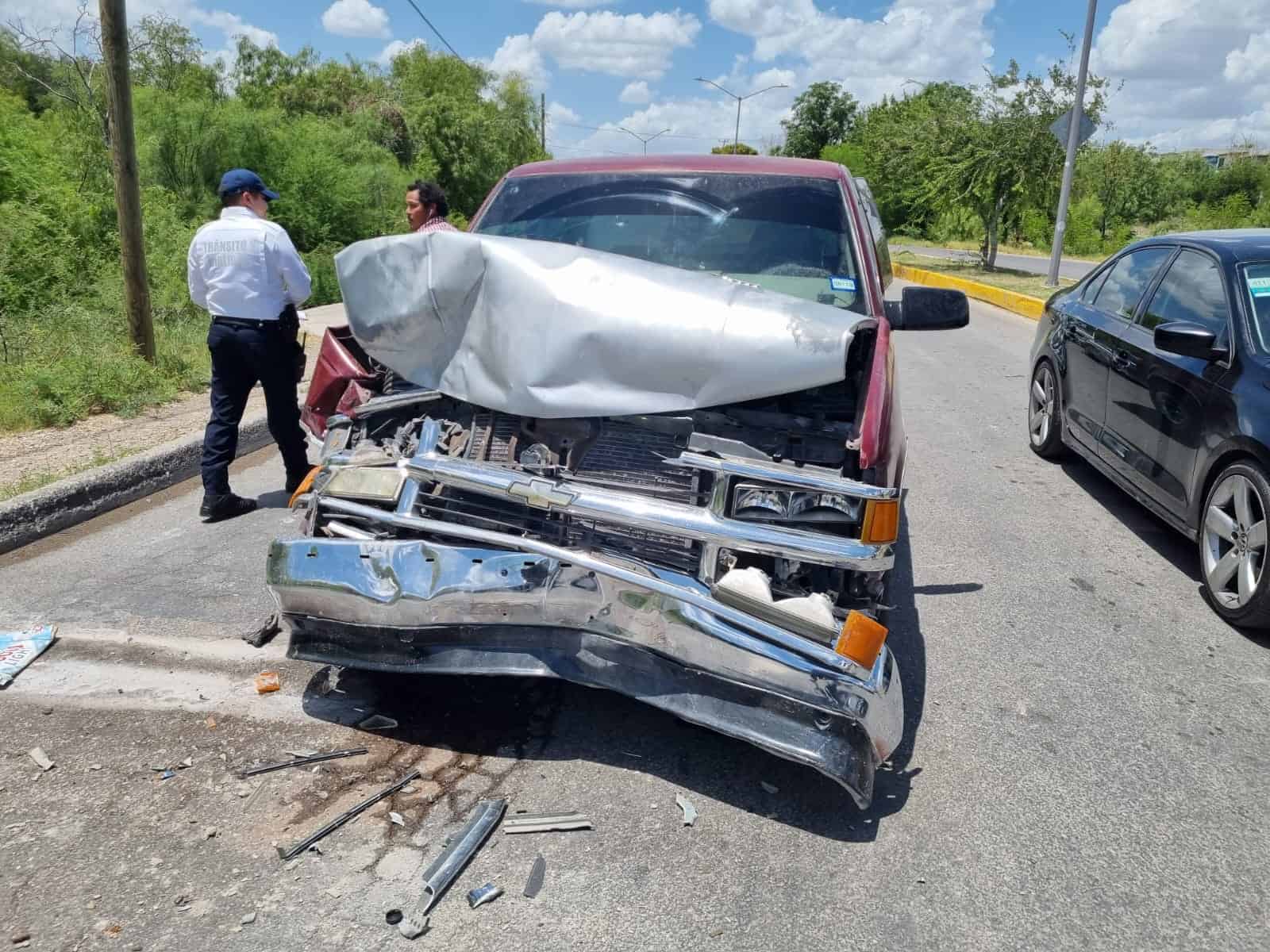 Se impactan en camión y huyen