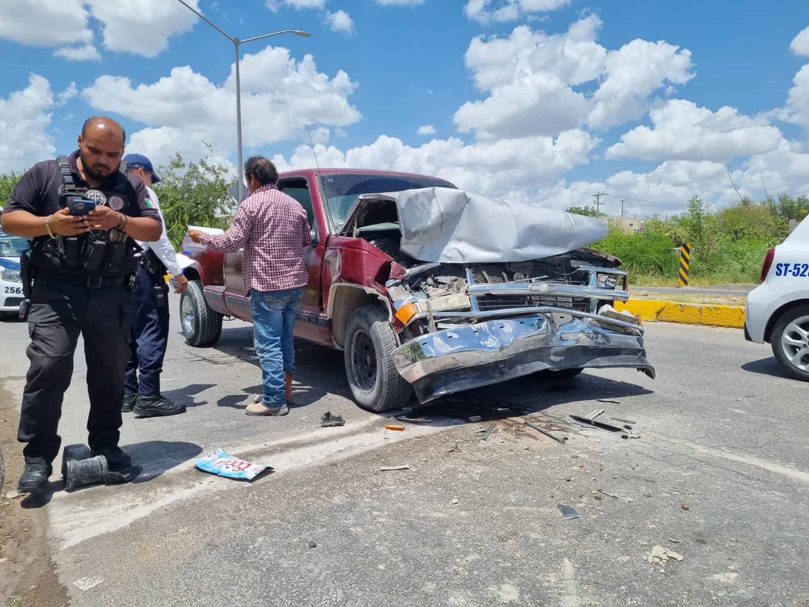 Se impactan en camión y huyen