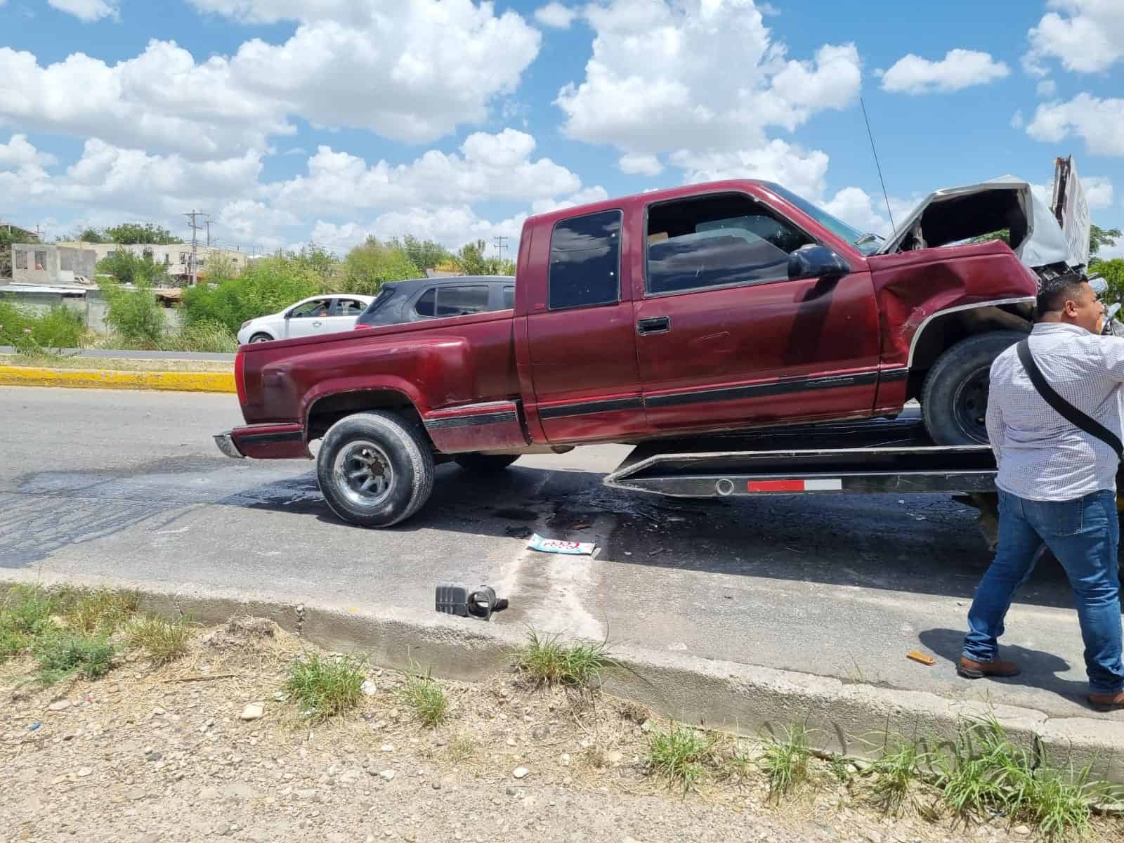 Se impactan en camión y huyen