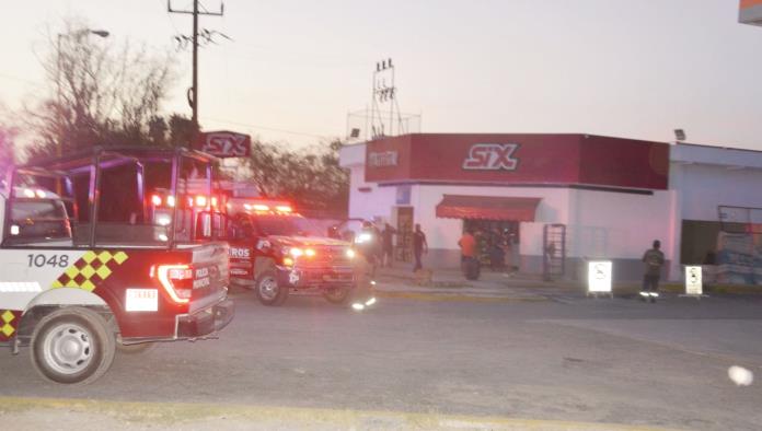 Se incendia tienda a un lado de gasolinera