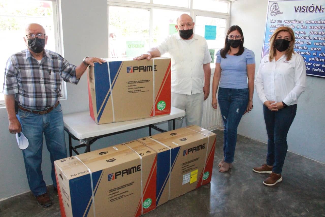 Atendiendo la petición del  director de la primaria Lázaro Cárdenas, el profesor Eliud Ledezma, el alcalde hizo entrega de la donación de 4 minisplits para el plantel.