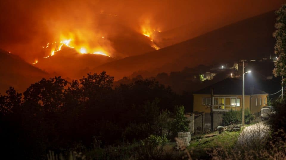 España lucha contra el fuego con temperaturas de hasta 42 grados