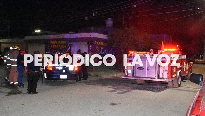 Los bomberos revisaron el lugar para descubrir las causas del incendio.