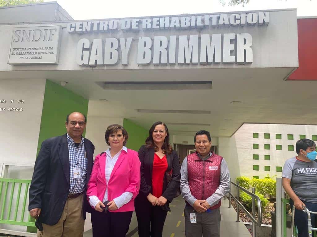 Durante su gira de trabajo, la primera dama de Monclova estuvo en el Centro de Rehabilitación ‘Gaby Brimmer’.