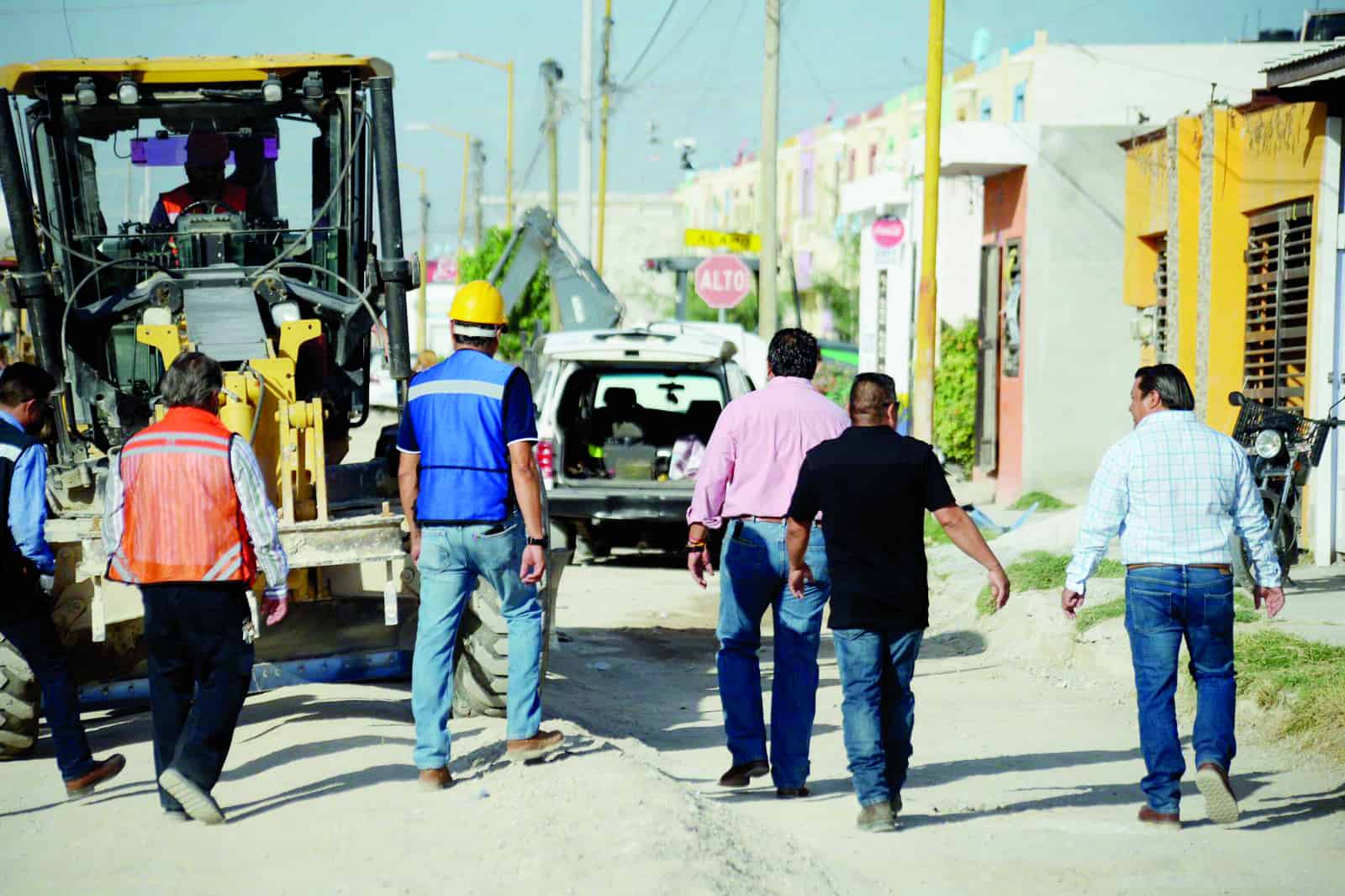El alcalde Piña Amaya, arrancó la obra de pavimentación de la calle Ahuehuete en la colonia Jardines.