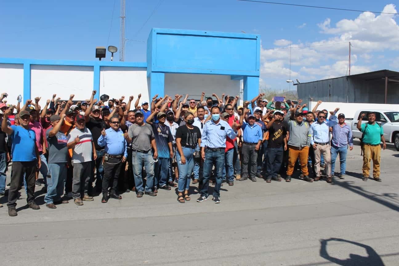 Trabajadores manifiestan su apoyo al Sindicato Nacional Democrático.