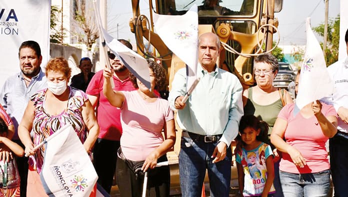 Dan banderazo para el arranque de la obra en la calle Tenochtitlan de la colonia Chinameca.