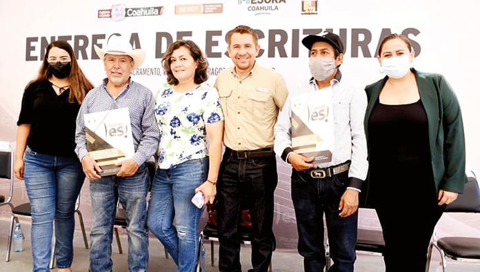 El alcalde Hugo Iván Lozano Sánchez acompañó a cuatro familias sambonenses a recibir su escritura.