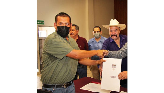 José Abelardo Romo entregó los certificados parcelarios.