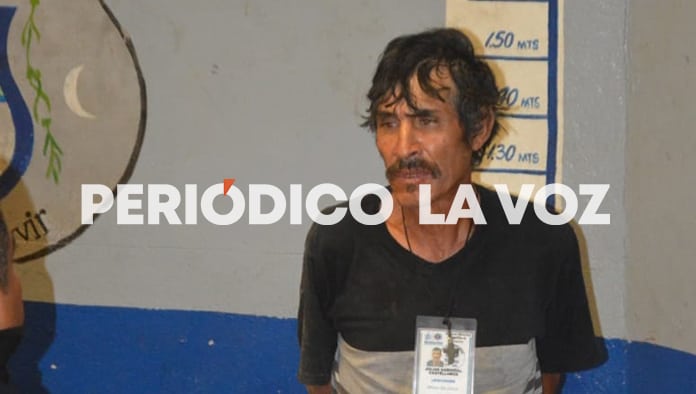 Julian Sandoval se queda dormido en plena vía pública con alto grado de alcohol.