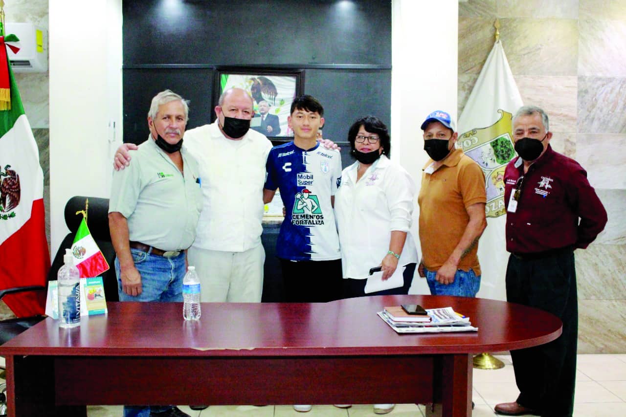 Mario Noé Villanueva Riojas fue respaldado por el alcalde Juan Antonio Garza García para seguir adelante en su sueño de convertirse en jugador profesional de futbol.