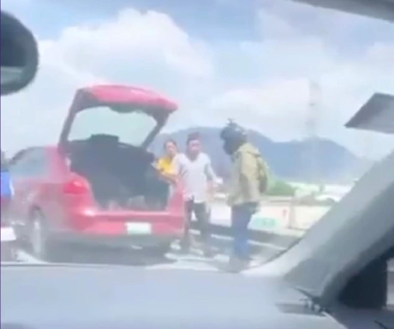 Desalmado lanza a repartidor de comida desde un puente