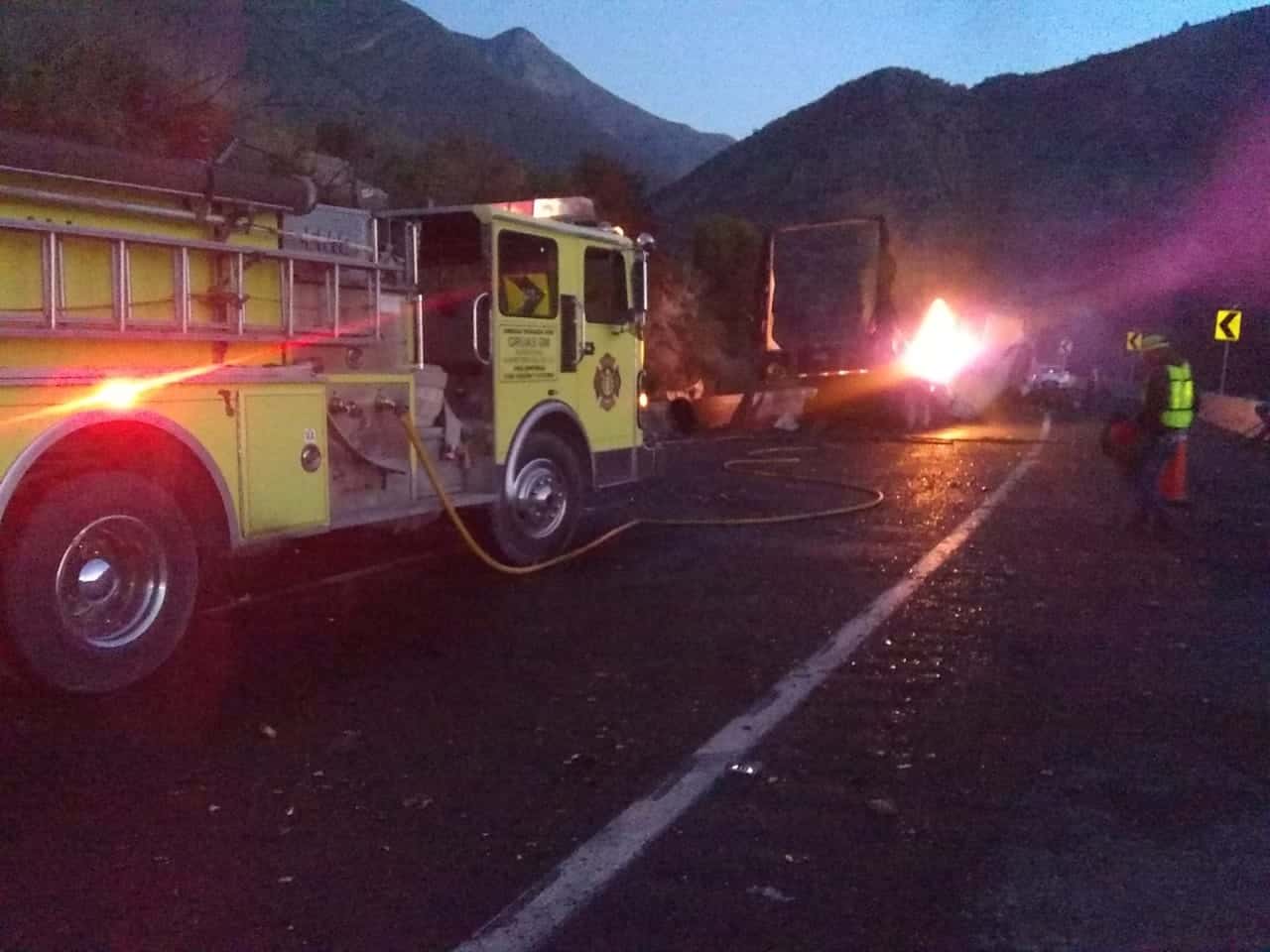 El tráiler que transportaba el tequila se incendió en su totalidad.