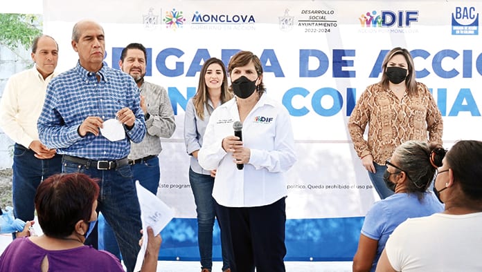 La presidenta honoraria del DIF Monclova, doctora Leticia Carrillo Acevedo, durante su intervención en la Brigada de Acción en tu Colonia.