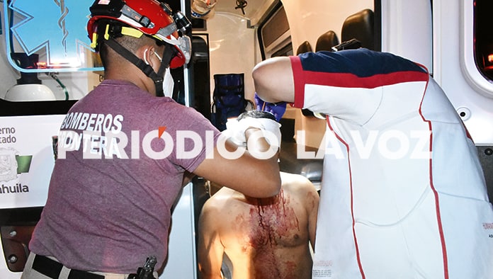 El lesionado fue trasladado por los paramédicos al hospital.