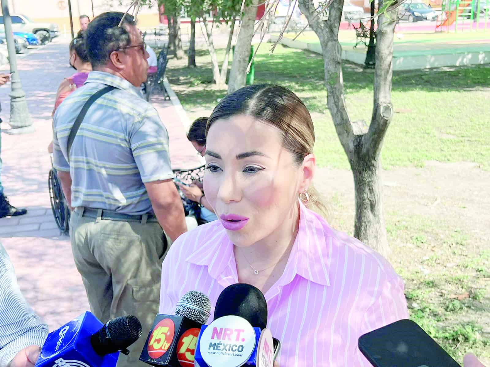 Tania Flores brinda atención a padre de familia atropellado