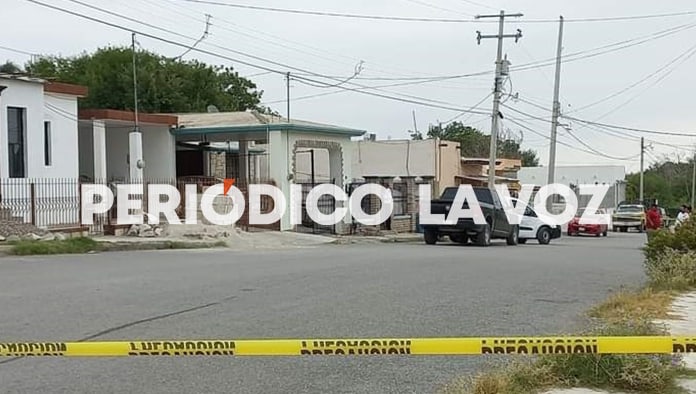 El cuerpo se localizó en el patio de su domicilio.