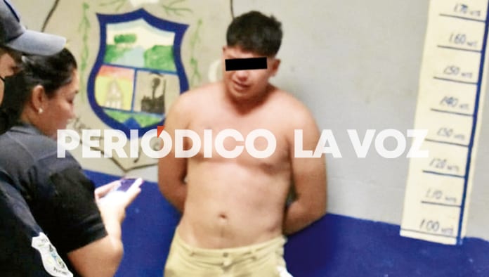 El sujeto arremetió contra los uniformados.