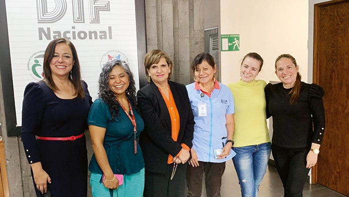 Solicita primera dama recursos en DIF Nacional.