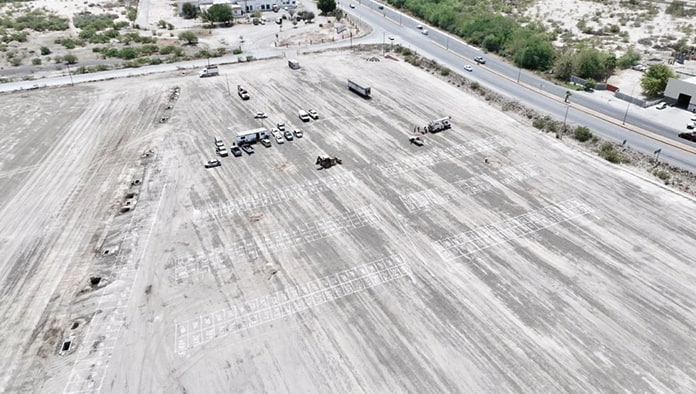 Se trabaja en la instalación de las bases para el alumbrado público dentro de las instalaciones de la feria.