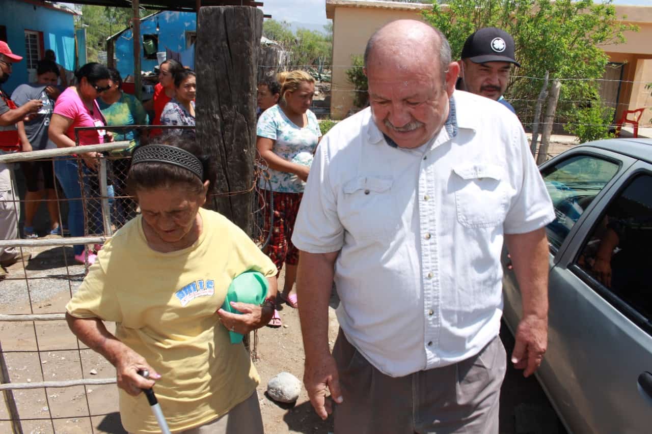 El alcalde Juan Antonio Garza García recorrió el ejido Presa Rodríguez este viernes.