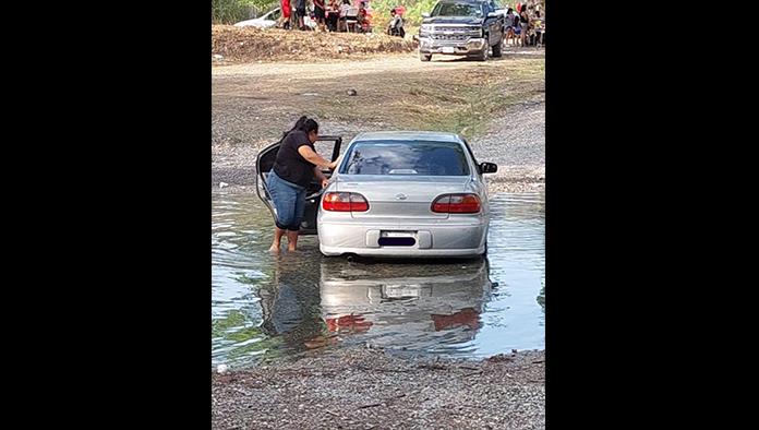 Nueva Rosita | Es poca el agua y lavan coches