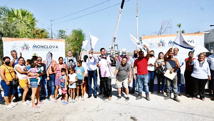 De manera simbólica el alcalde da los primeros palazos, para la instalación del primero de los postes para la construcción de la red eléctrica en la colonia 21 de Marzo.