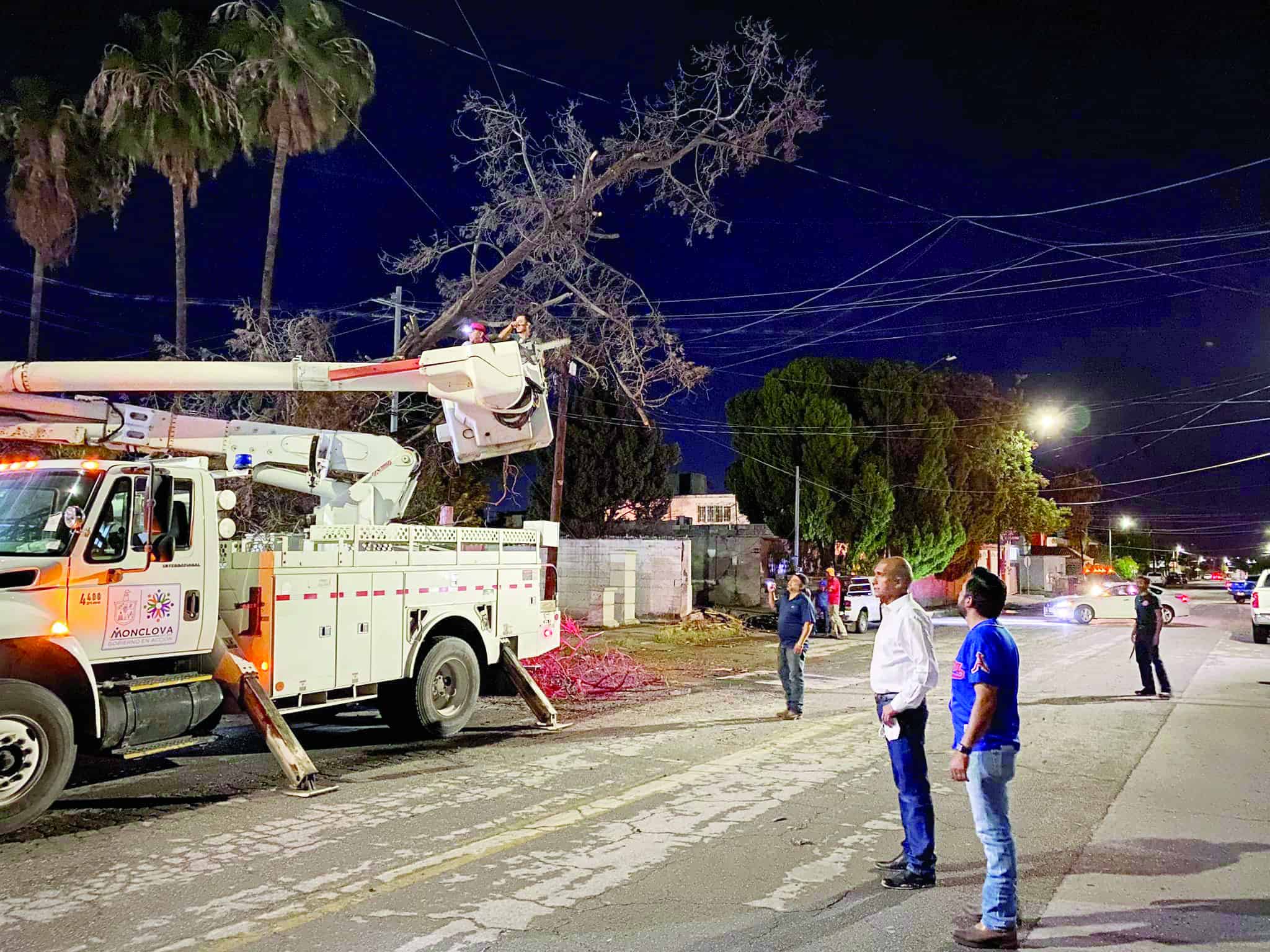 El alcalde Dr. Mario Dávila, encabezó las cuadrillas, para retirar los árboles caídos, cables y láminas que fueron desprendidas por los fuertes vientos.