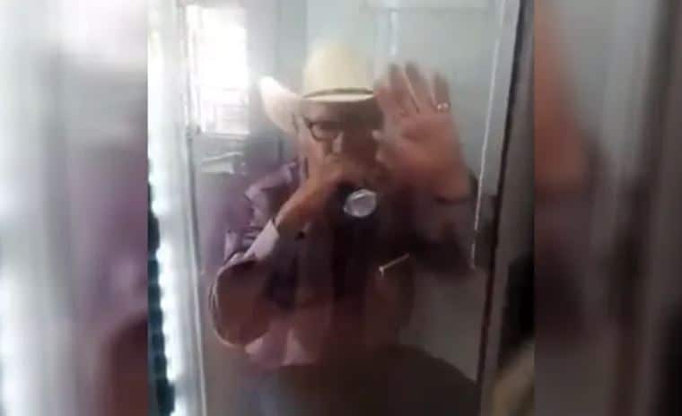 Abuelito no aguanta el calor y se mete al refri de una tienda