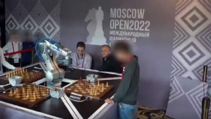 Durante partida de ajedrez robot le fractura el dedo a un niño