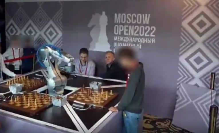 Durante partida de ajedrez robot le fractura el dedo a un niño