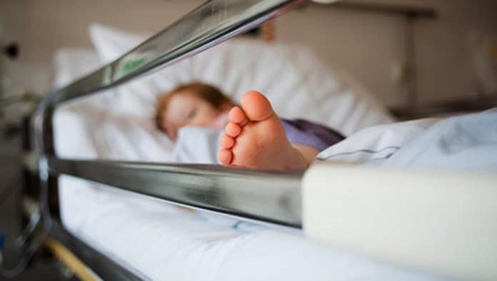 Pequeñita fue amputada de una pierna tras caerle una placa de cemento