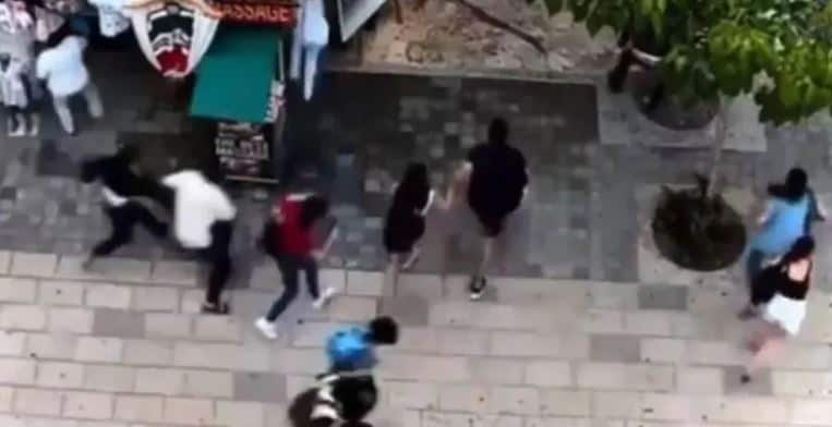 Momento exacto de una fuerte balacera en avenida de Playa del Carmen