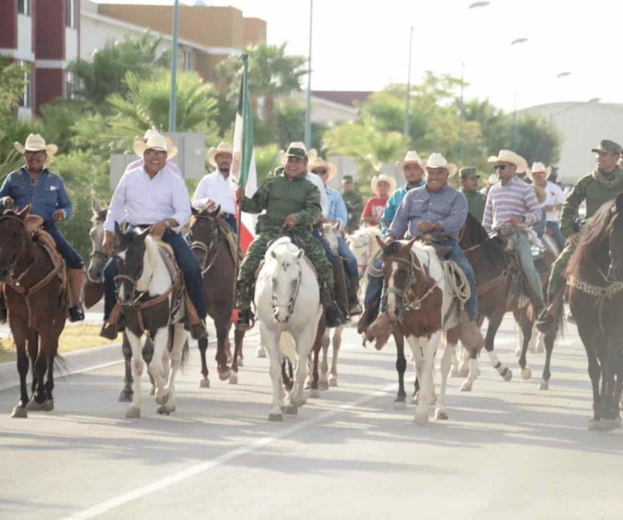 Participa Piña en Cabalgata