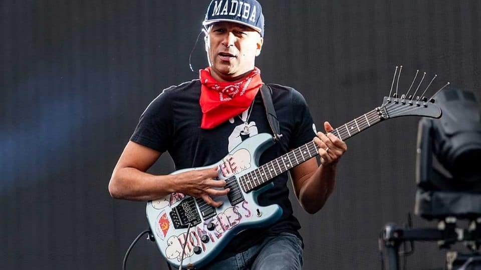Elemento de seguridad taclea a Tom Morello en pleno concierto