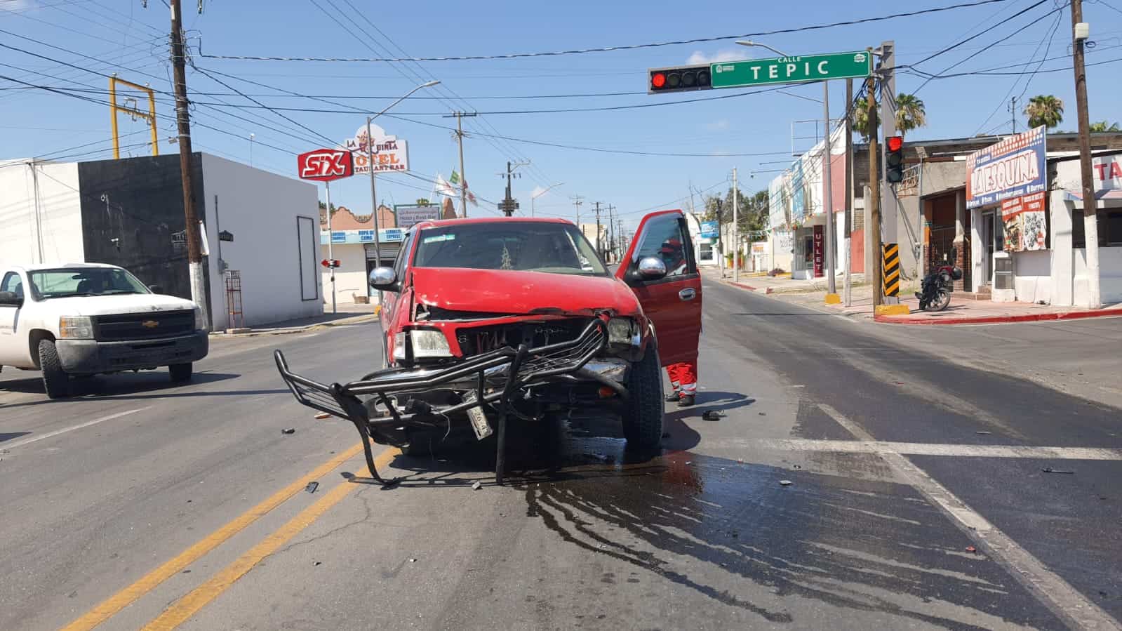 Se le atravesó un taxi, ¡Encontronazo!