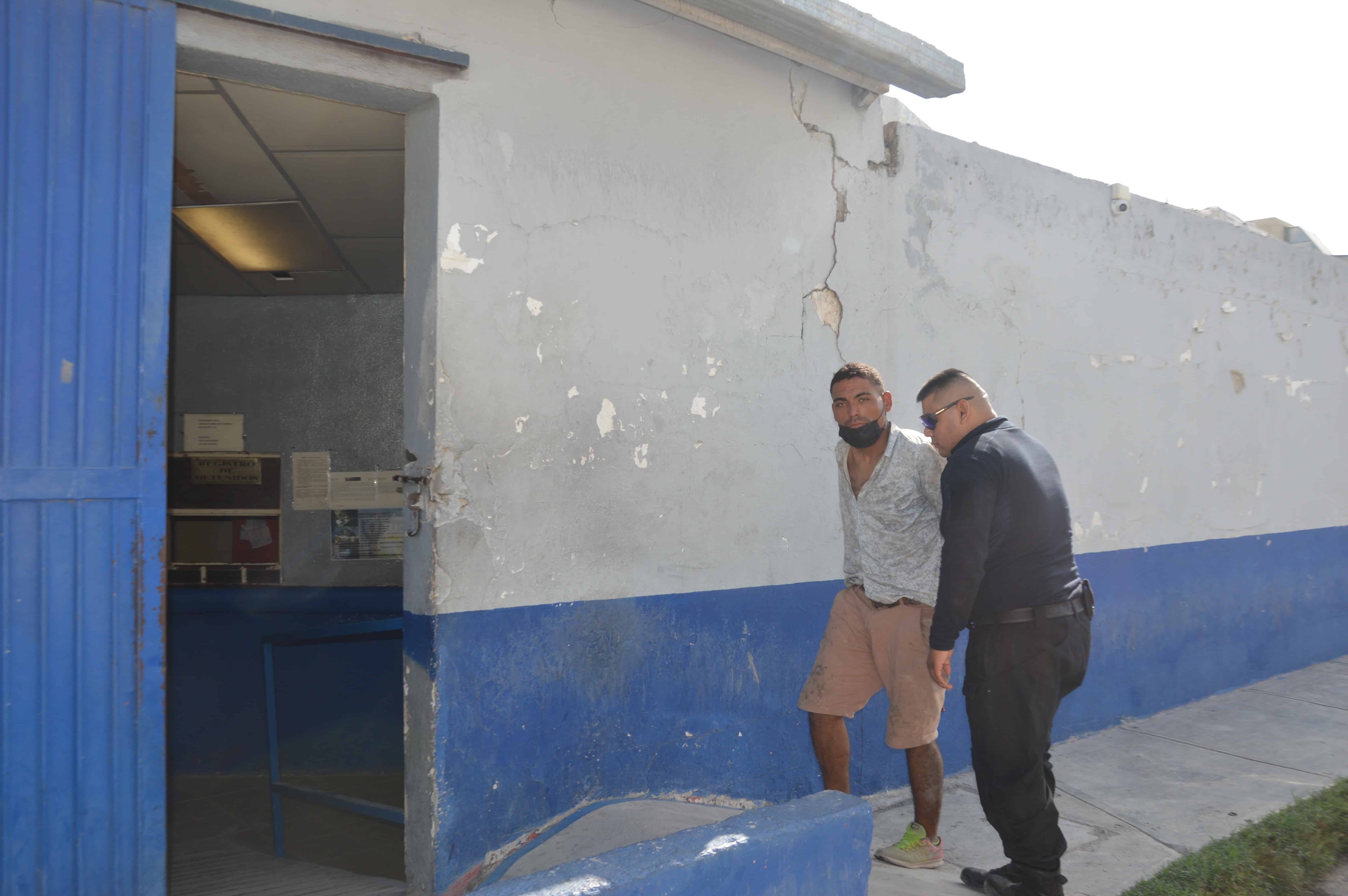 Amaga adicto con destrozar cafetería