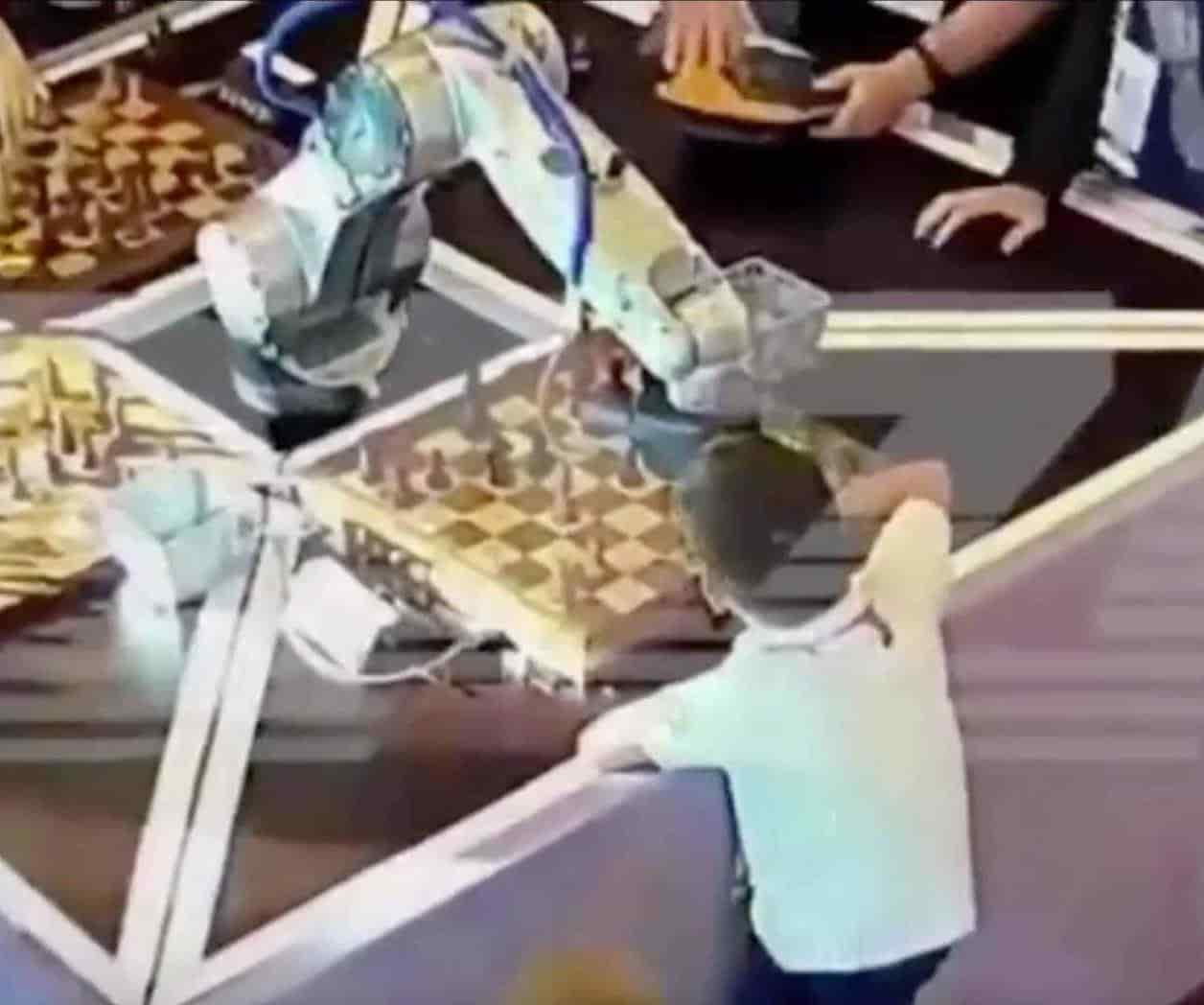Robot ajedrecista le rompe un dedo a un niño