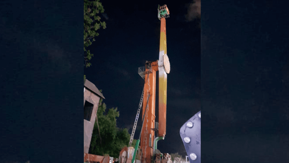 Falla en juego mecanico  deja a usuarios varados en las alturas